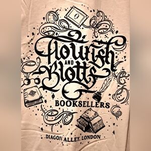 FLORISH AND BLOTTS BOOKSELLERS Graphic Tee, Large